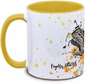 Bunte Tasse mit Pogona vitticeps - Tassenkasper Design, von TK Tassen, zeigt detailreiche Illustration eines Bartagamen auf weißem Hintergrund.