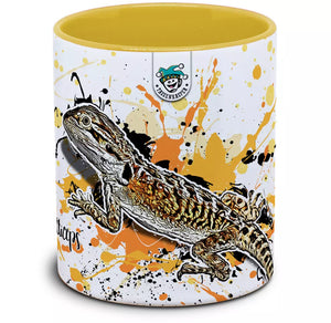 Pogona vitticeps, auch bekannt als Bartagame, sitzt auf einem Ast, sichtbar in einem natürlichen Terrarium, von TK Tassen.