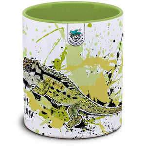 Nahaufnahme eines Bradypodion transvaalense Tassenkasper, detailreiche Darstellung vom grünen Reptil auf weißem Hintergrund.