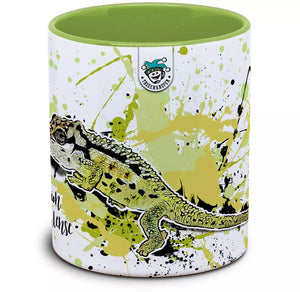 Nahaufnahme eines Bradypodion transvaalense Tassenkasper, detailreiche Darstellung vom grünen Reptil auf weißem Hintergrund.