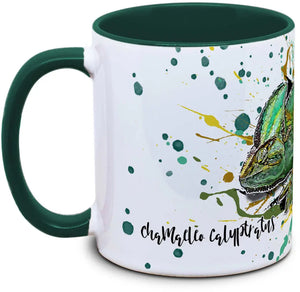 Chamaeleo calyptratus Tassenkasper von TK Tassen, lebendige grüne und braune Farben, detailreiche Darstellung des Reptils.