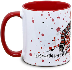 Schlangenbild einer Lampropeltis pyromelana, auch Tassenkasper genannt, auf einem weißen Hintergrund.