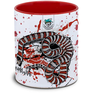 Schlangenbild einer Lampropeltis pyromelana, Tassenkasper, in lebendigen Farben, auf einem natürlichen Hintergrund.