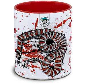 Schlangenbild einer Lampropeltis pyromelana, Tassenkasper, in lebendigen Farben, auf einem natürlichen Hintergrund.