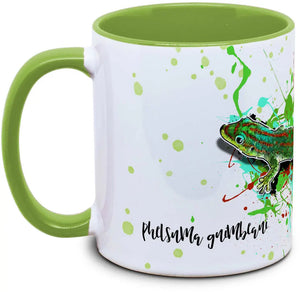 A Phelsuma guimbeaui Zwerggecko auf einem Ast, lebendige grüne und blaue Farben, Nahaufnahme im natürlichen Umfeld