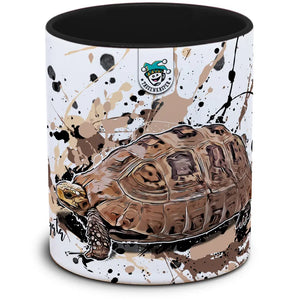 Indotestudo elongata Tassenkasper von TK Tassen, detailreiche Abbildung des Schildkrötenkäfers auf hellgrauem Hintergrund