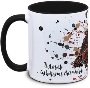 Schwarze Tasse mit Cherryhead-Design, von TK Tassen, mit buntem Tiermotiv auf weißem Hintergrund.