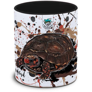 Schwarze Tasse mit Chelonoidis carbonarius Cherryhead Motiv, von TK Tassen, detailreiche Tierillustration auf Keramiktasse