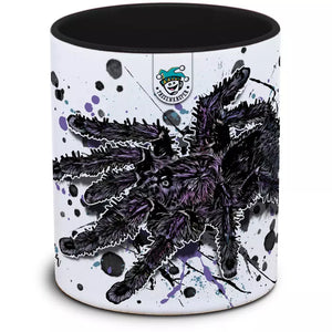 Aussehen einer Avicularia purpurea Tassenkasper Spinne, mit violetter Färbung und langen Beinen, auf einem Ast sitzend.