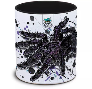 Aussehen einer Avicularia purpurea Tassenkasper Spinne, mit violetter Färbung und langen Beinen, auf einem Ast sitzend.