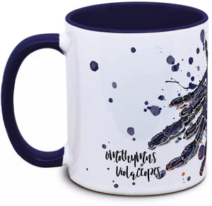 Große Omothymus violaceopes Tassenkasper Spinne von TK Tassen auf Ast sitzend, schwarze und blaue Farbgebung, detailreiche Textur sichtbar