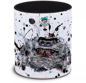 Nahaufnahme des Phidippus regius Tassenkasper von TK Tassen, mit farbenfrohem Körper und schwarzen Beinen auf weißem Hintergrund