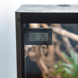Digitales Thermo-Hygrometer von LucaTech3D für Terrarien, inklusive BFC SYS Halter, zeigt Temperatur und Luftfeuchtigkeit.